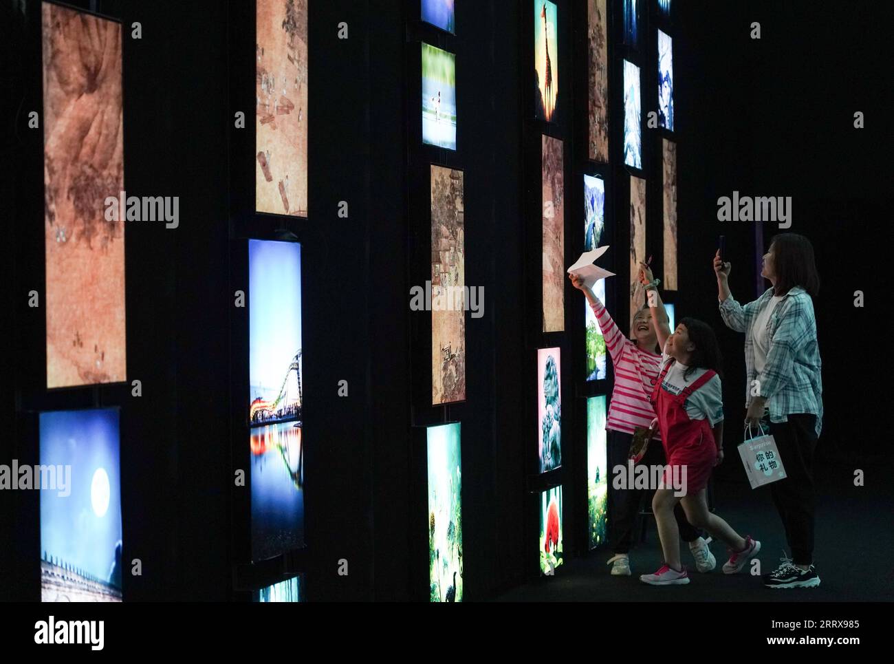 230830 -- PECHINO, 30 agosto 2023 -- questa foto scattata il 14 maggio 2023 mostra le persone che visitano un museo digitale al Parco Shougang nel distretto di Shijingshan di Pechino, capitale della Cina. Dall'area della Ruhr in Germania al parco industriale di Shougang a Pechino, i giganti dell'acciaio sono testimoni del processo di sviluppo della civiltà umana. L'area della Ruhr in Germania è una zona industriale significativa in Europa, un tempo centro di produzione di carbone e acciaio per la Germania. Il complesso industriale delle miniere di carbone di Zollverein ad Essen è stato una delle più grandi miniere di carbone del mondo dalla fine del XIX secolo all'EAR Foto Stock