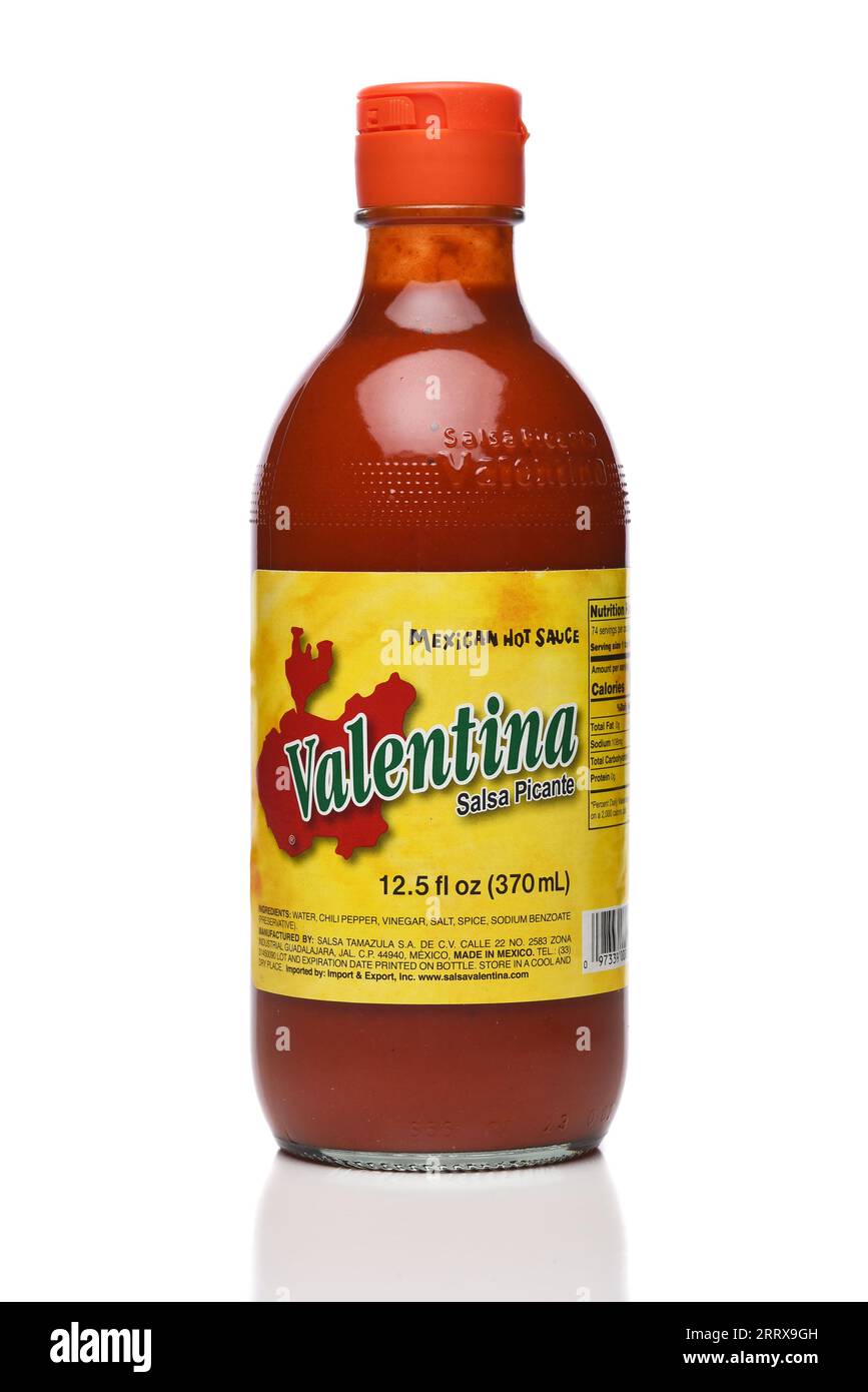 IRVINE, CALIFORNIA - 4 SETTEMBRE 2023: Una bottiglia di Valentina salsa picante, salsa calda messicana. Foto Stock