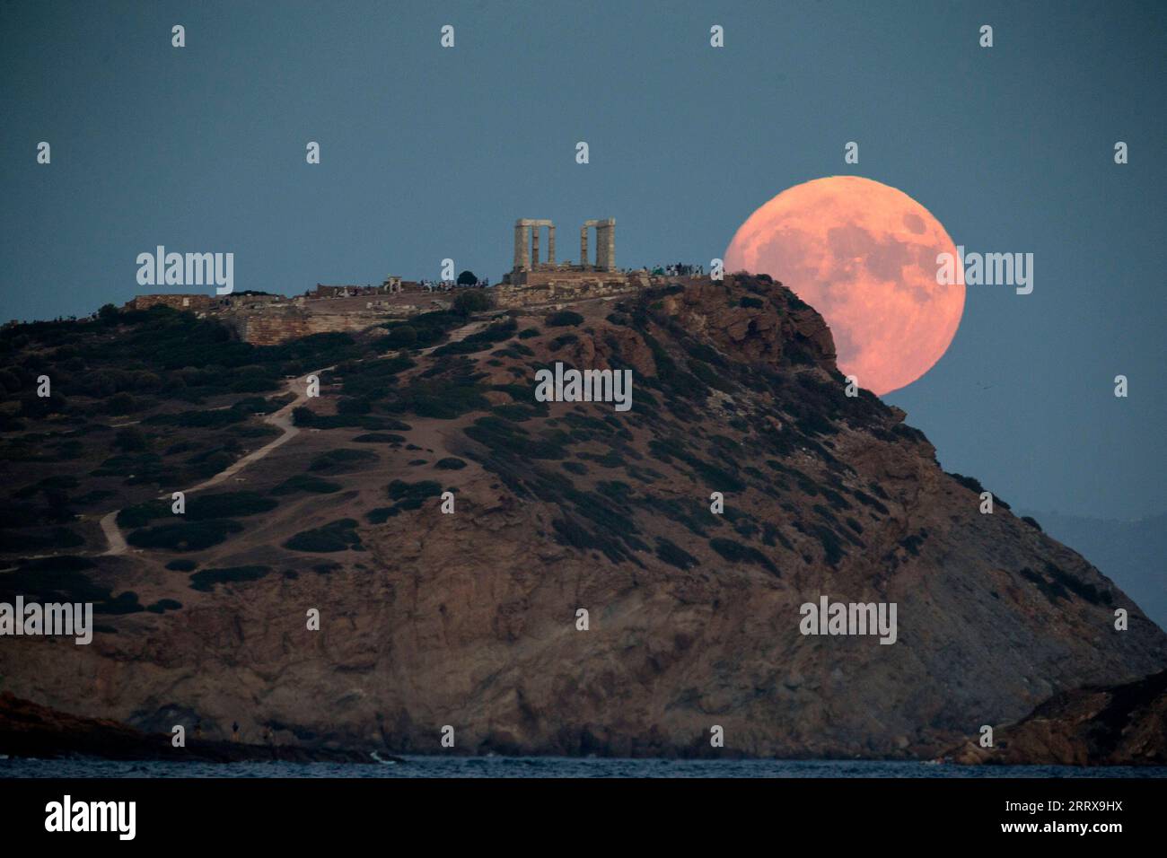 230830 -- CAPO SOUNION GRECIA, 30 agosto 2023 -- Una luna piena sorge sul Tempio di Poseidone a Capo Sounion, vicino ad Atene, Grecia, il 30 agosto 2023. GRECIA-CAPO SOUNION-FULL MOON MariosxLolos PUBLICATIONxNOTxINxCHN Foto Stock
