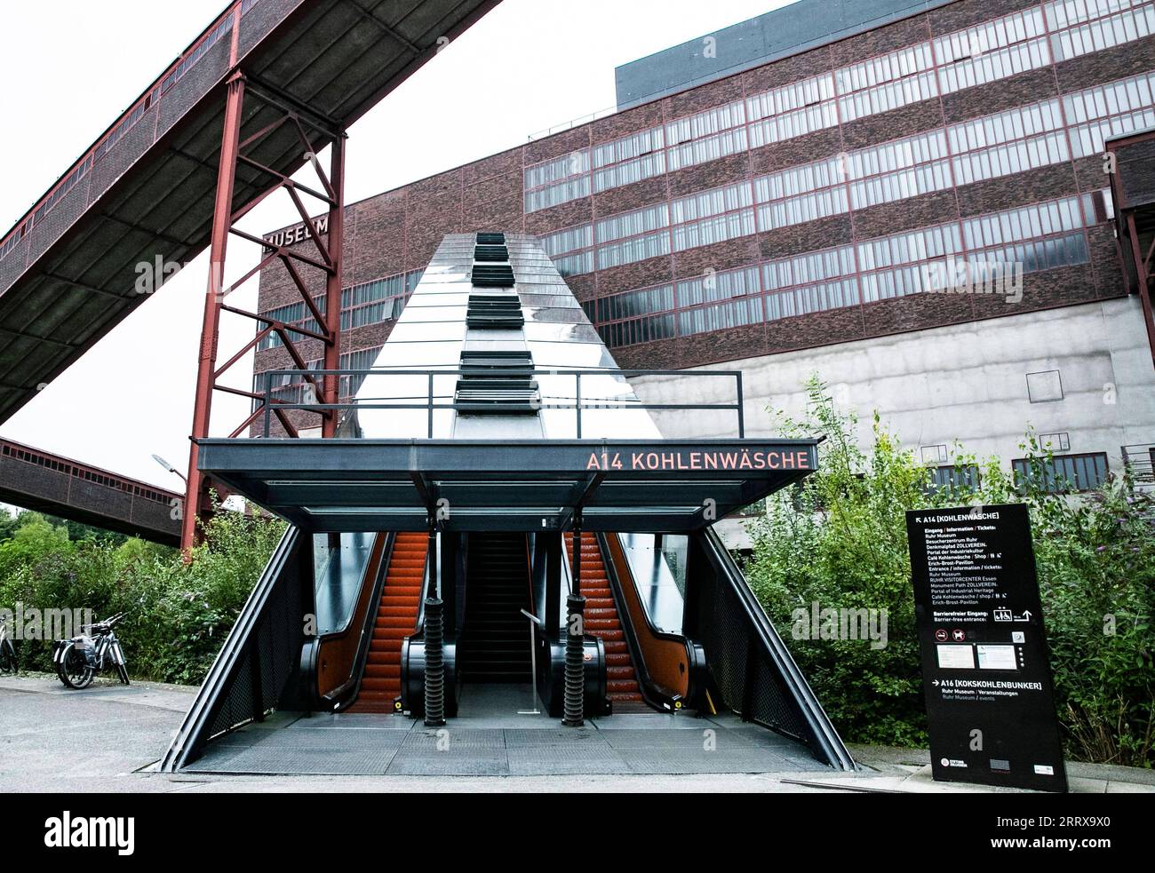 230830 -- FRANCOFORTE, 30 agosto 2023 -- questa foto scattata il 16 agosto 2023 mostra una scala mobile trasformata da nastro trasportatore di carbone al Museo della Ruhr nel complesso industriale della miniera di carbone Zollverein ad Essen, in Germania. Dall'area della Ruhr in Germania al parco industriale di Shougang a Pechino, i giganti dell'acciaio sono testimoni del processo di sviluppo della civiltà umana. L'area della Ruhr in Germania è una zona industriale significativa in Europa, un tempo centro di produzione di carbone e acciaio per la Germania. Il complesso industriale della miniera di carbone di Zollverein ad Essen era una delle più grandi miniere di carbone del mondo Foto Stock