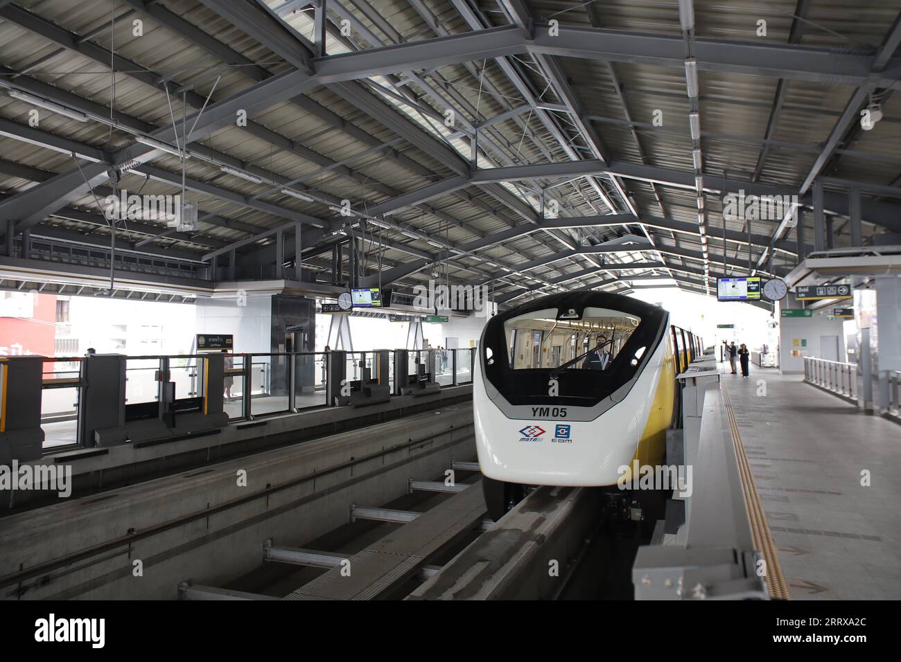230831 -- BANGKOK, 31 agosto 2023 -- questa foto scattata il 19 giugno 2023 mostra la monorotaia della linea gialla a Bangkok, Thailandia. Prodotta dalla società cinese CRRC Puzhen Alstom Transportation Systems e gestita da agenzie thailandesi, la prima monorotaia Yellow Line ha iniziato le operazioni commerciali a luglio, coprendo 30,4 chilometri per collegare le parti nord e sud di Bangkok orientale, intersecando con diverse linee ferroviarie intra-City. Foto di /Xinhua THAILANDIA-BANGKOK-CINA-MONOROTAIA TimxSantasombat PUBLICATIONxNOTxINxCHN Foto Stock