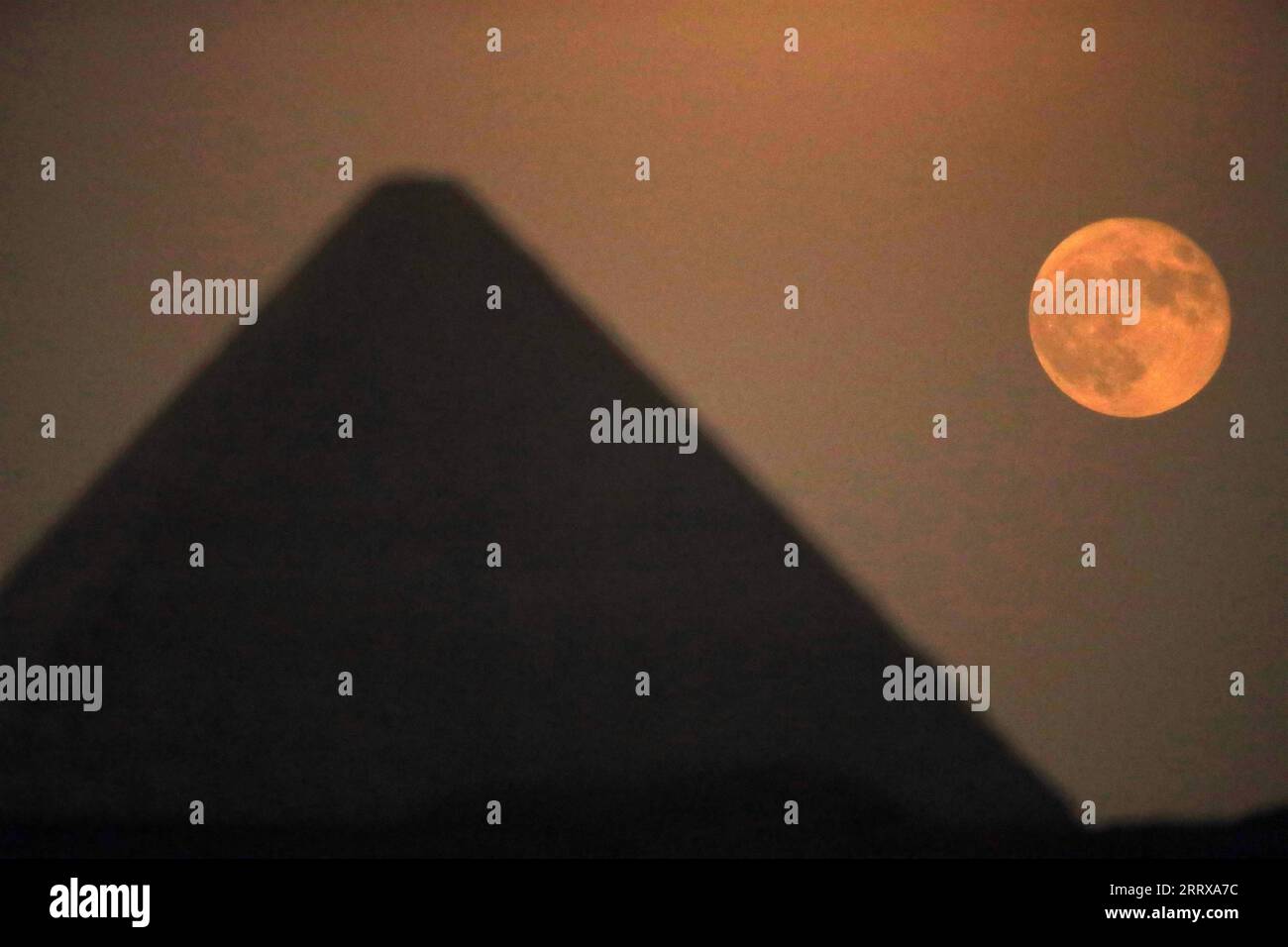 230831 -- GIZA, 31 agosto 2023 -- Una superluna è vista nel cielo sopra la Piramide di Khufu a Giza, Egitto, il 31 agosto 2023. EGYPT-GIZA-SUPERMOON AhmedxGomaa PUBLICATIONxNOTxINxCHN Foto Stock