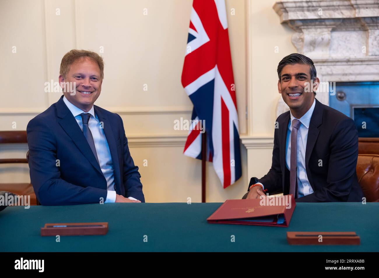 230831 -- LONDRA, agosto 31, 2023 -- foto scattata il 31 agosto 2023 mostra Grant Shapps L e il primo ministro britannico Rishi Sunak in 10 Downing Street a Londra, in Gran Bretagna. Grant Shapps, che ha prestato servizio come segretario dell'energia britannico, ha sostituito Ben Wallace come nuovo segretario della difesa britannico, l'ufficio del primo ministro Rishi Sunak ha detto giovedì. Simon Walker//Handout via Xinhua BRITAIN-LONDON-NEW DEFENCE SECRETARY Nox10xDowningxStreet PUBLICATIONxNOTxINxCHN Foto Stock