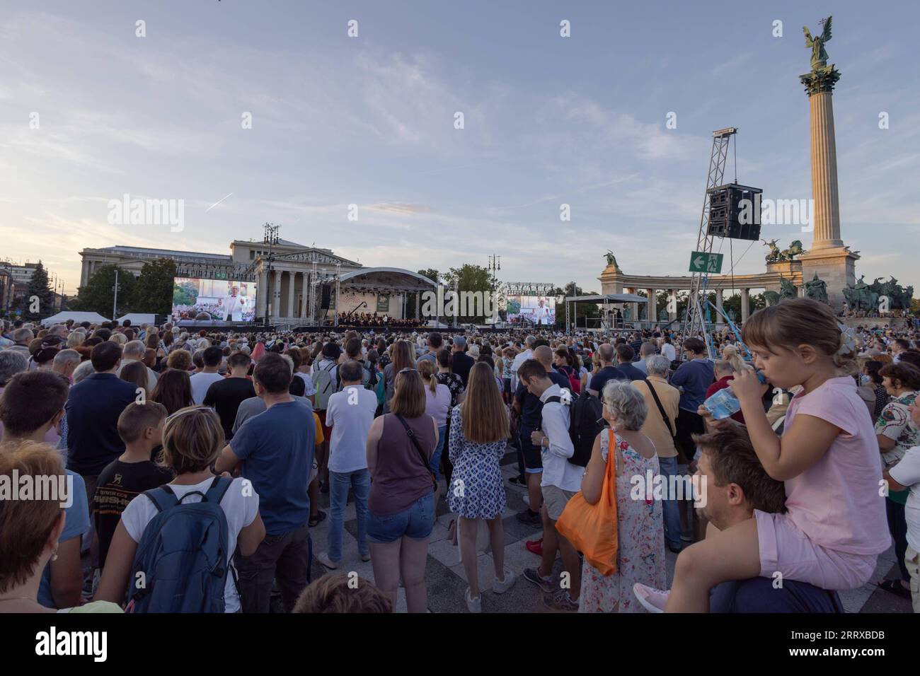 230903 -- BUDAPEST, 3 settembre 2023 -- la gente ascolta un concerto gratuito all'aperto della Budapest Festival Orchestra che celebra il 150° compleanno di Budapest in Piazza degli Eroi a Budapest, in Ungheria, il 2 settembre 2023. Nel 1873, Buda, Pest e Obuda furono unificate in un'unica città, dando il nome alla città di Budapest. Foto di /Xinhua HUNGARY-BUDAPEST-FESTIVAL ORCHESTRA AttilaxVolgyi PUBLICATIONxNOTxINxCHN Foto Stock