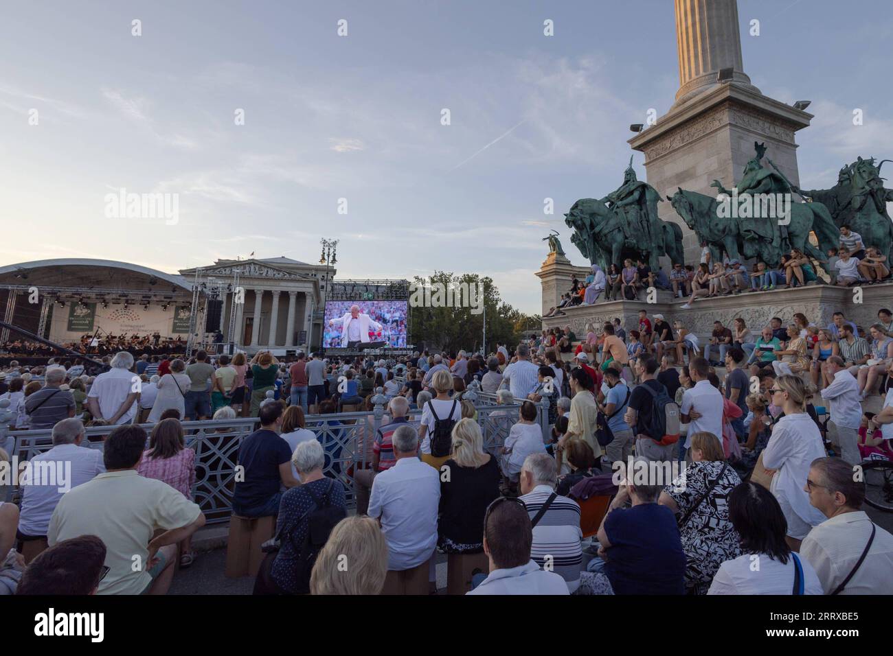 230903 -- BUDAPEST, 3 settembre 2023 -- la gente ascolta un concerto gratuito all'aperto della Budapest Festival Orchestra che celebra il 150° compleanno di Budapest in Piazza degli Eroi a Budapest, in Ungheria, il 2 settembre 2023. Nel 1873, Buda, Pest e Obuda furono unificate in un'unica città, dando il nome alla città di Budapest. Foto di /Xinhua HUNGARY-BUDAPEST-FESTIVAL ORCHESTRA AttilaxVolgyi PUBLICATIONxNOTxINxCHN Foto Stock