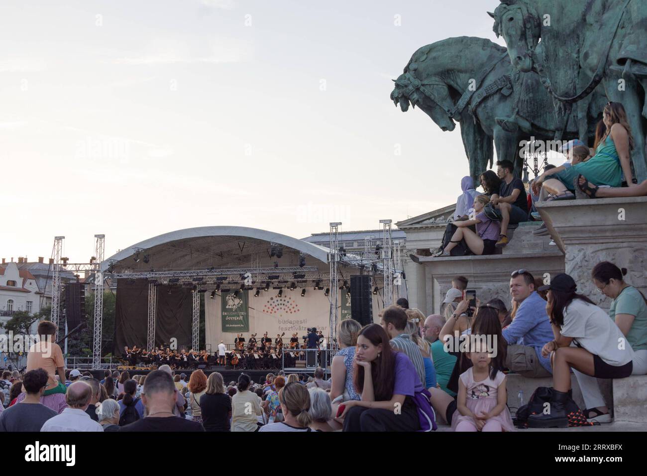 230903 -- BUDAPEST, 3 settembre 2023 -- la gente ascolta un concerto gratuito all'aperto della Budapest Festival Orchestra che celebra il 150° compleanno di Budapest in Piazza degli Eroi a Budapest, in Ungheria, il 2 settembre 2023. Nel 1873, Buda, Pest e Obuda furono unificate in un'unica città, dando il nome alla città di Budapest. Foto di /Xinhua HUNGARY-BUDAPEST-FESTIVAL ORCHESTRA AttilaxVolgyi PUBLICATIONxNOTxINxCHN Foto Stock
