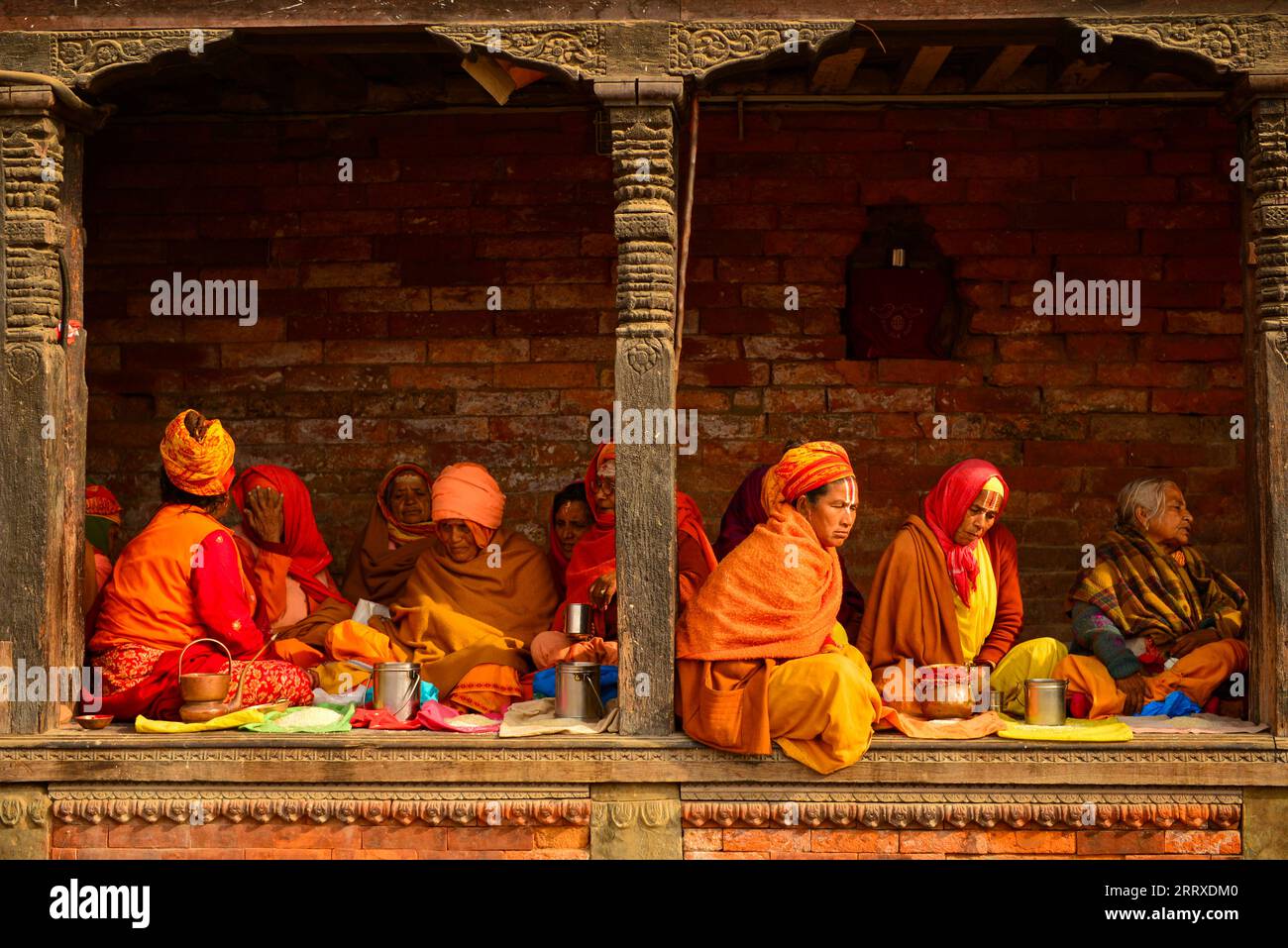 La famiglia dei defunti si riunì qui in attesa della cerimonia di cremazione sul fiume Bagmati nel Tempio di Pashupatinath. Foto Stock