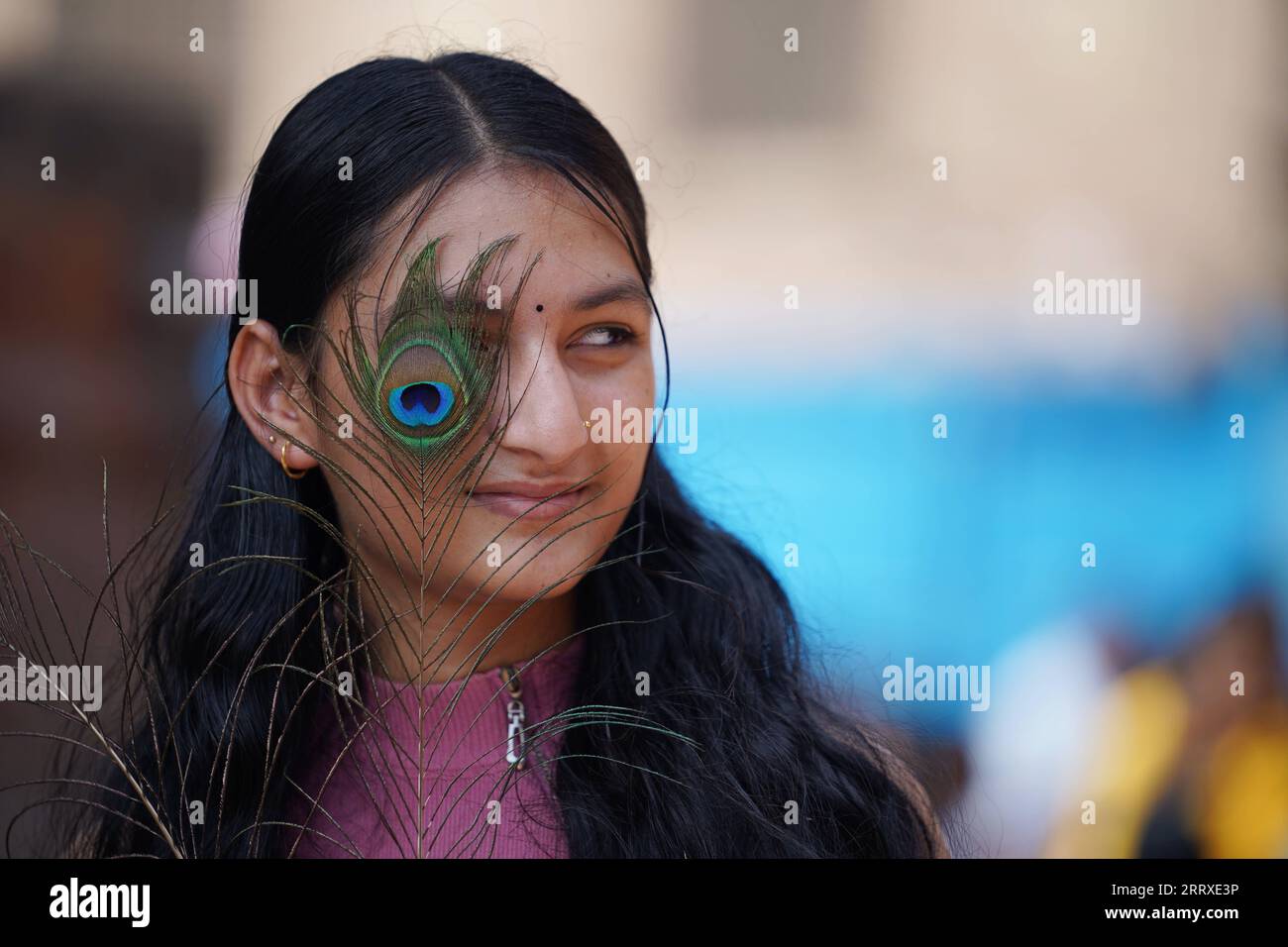 230906 -- LALITPUR, 6 settembre 2023 -- Una ragazza posa per le foto con una piuma di pavone in mano durante il festival Krishna Janmashtami a Lalitpur, Nepal, 6 settembre 2023. Il festival di Krishna Janmashtami viene celebrato ogni anno per celebrare l'anniversario della nascita del Dio indù Krishna. Foto di /Xinhua NEPAL-LALITPUR-KRISHNA JANMASHTAMI FESTIVAL HarixMaharjan PUBLICATIONxNOTxINxCHN Foto Stock