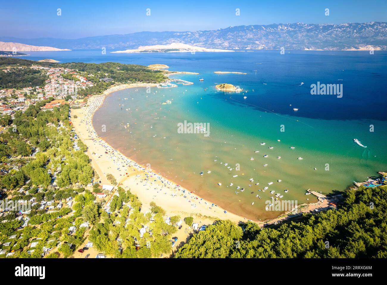Spiaggia di San Marino a Lopar sull'isola di Rab vista aerea, arcipelago della Croazia Foto Stock