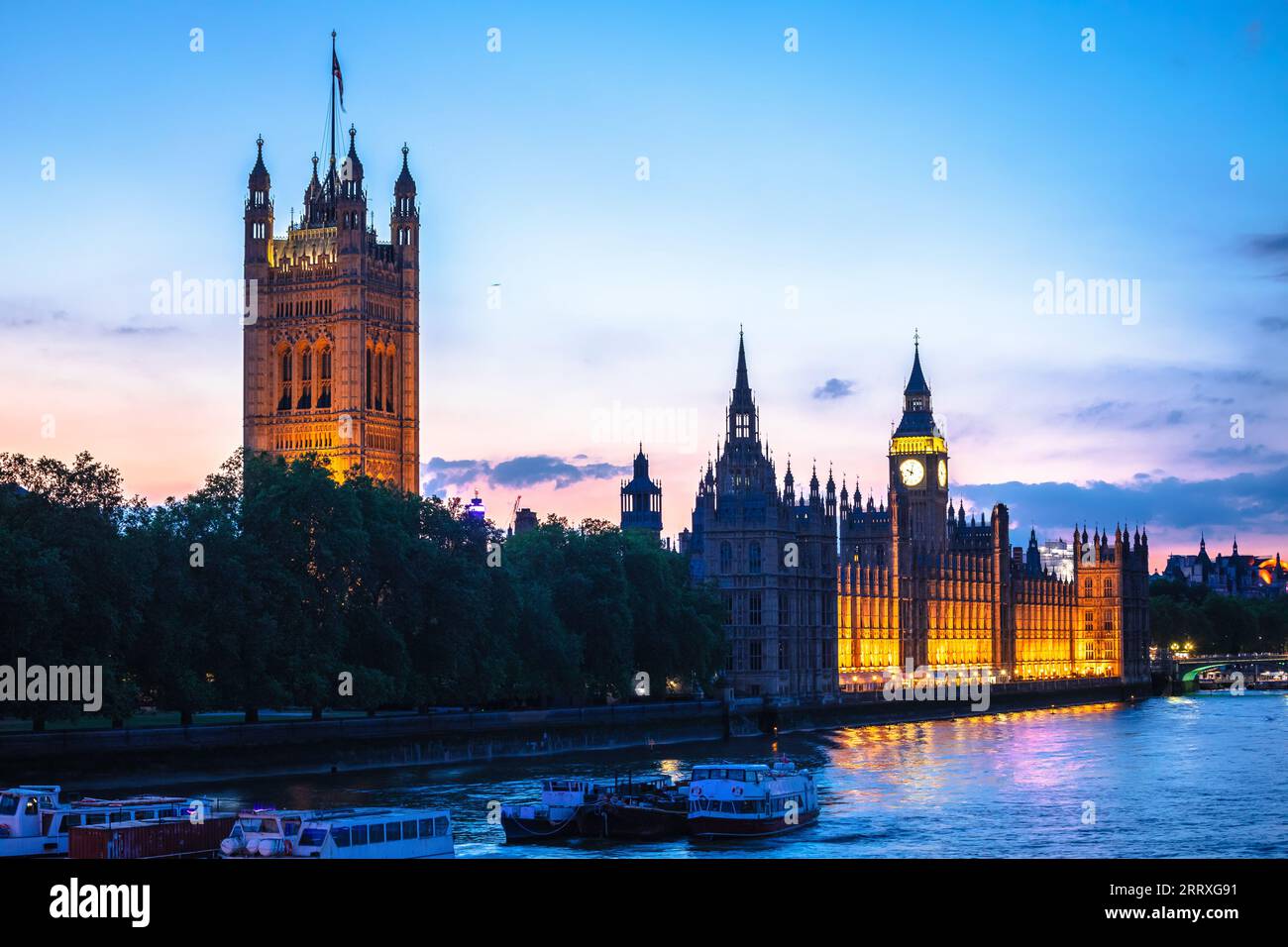 Palazzo di Westminster e vista del tramonto del Big Ben dal fiume Tamigi, capitale del famoso punto di riferimento del Regno Unito Foto Stock