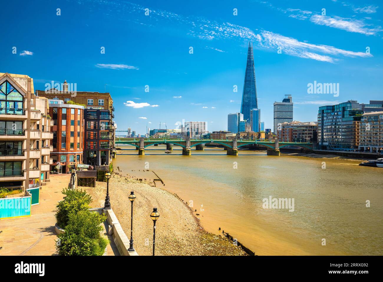 Pittoresco e colorato lungofiume del Tamigi con vista a Londra, capitale del Regno Unito Foto Stock
