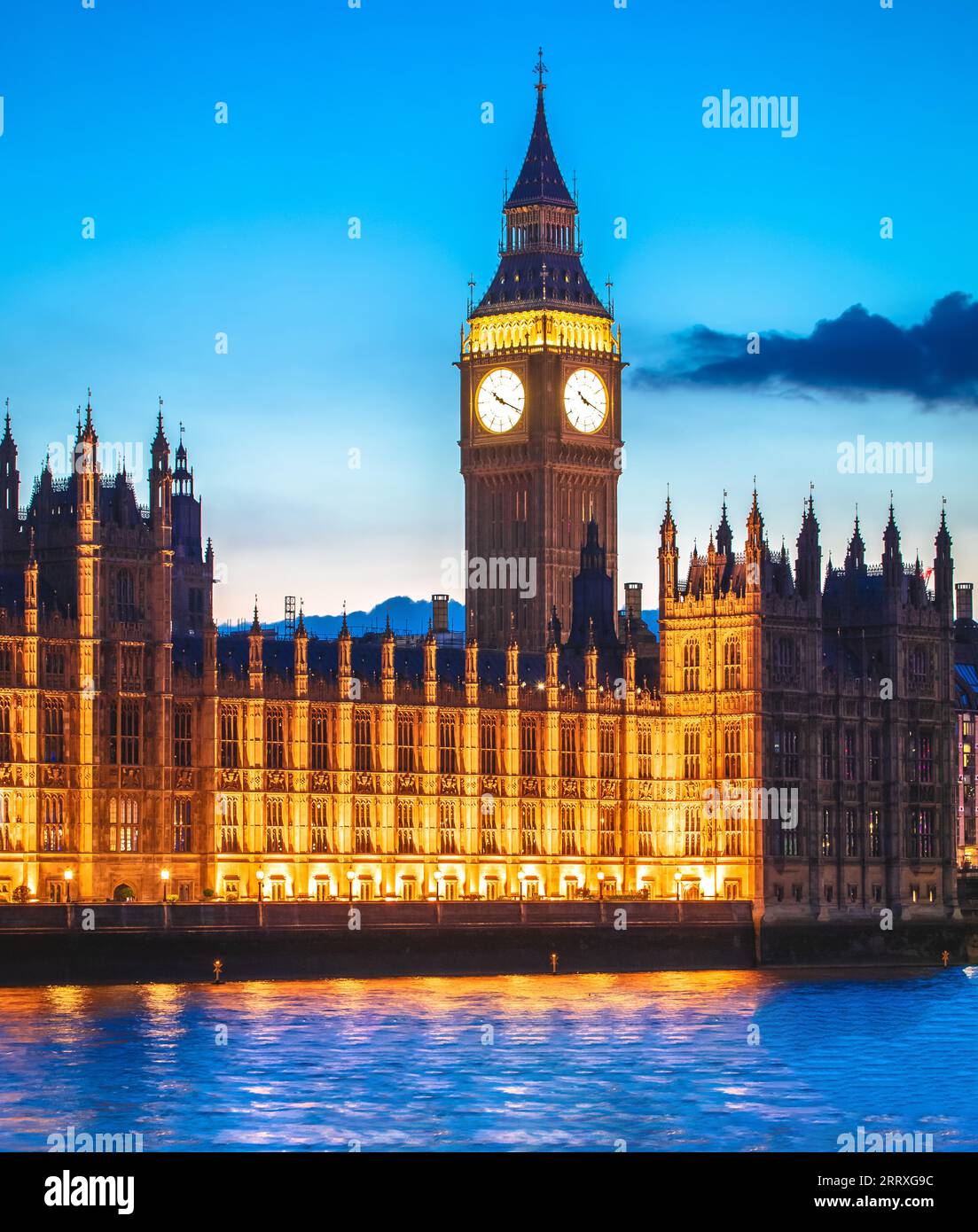 Torre dell'orologio del Big Ben a Londra, vista al tramonto dal fiume Tamigi, capitale del famoso punto di riferimento del Regno Unito Foto Stock