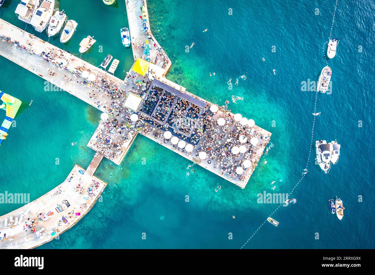 Festa in spiaggia sul molo con vista aerea, Malinska sull'isola di Krk in Croazia Foto Stock