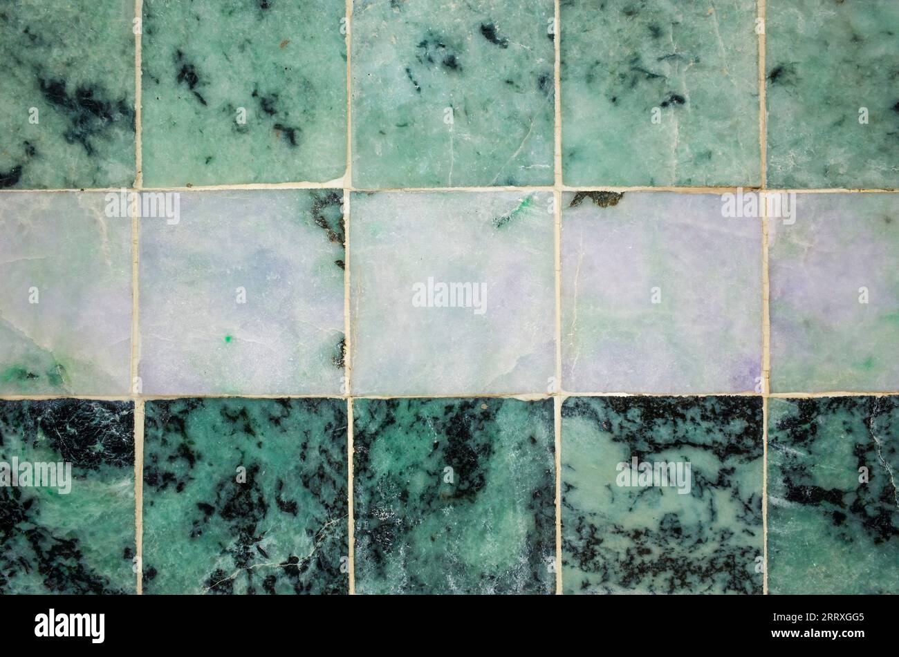Consistenza in pietra di marmo di Giada verde, diverse sfumature di piastrelle di giada verde dal Tempio del Buddha di Mahamuni a Mandalay, Myanmar Foto Stock