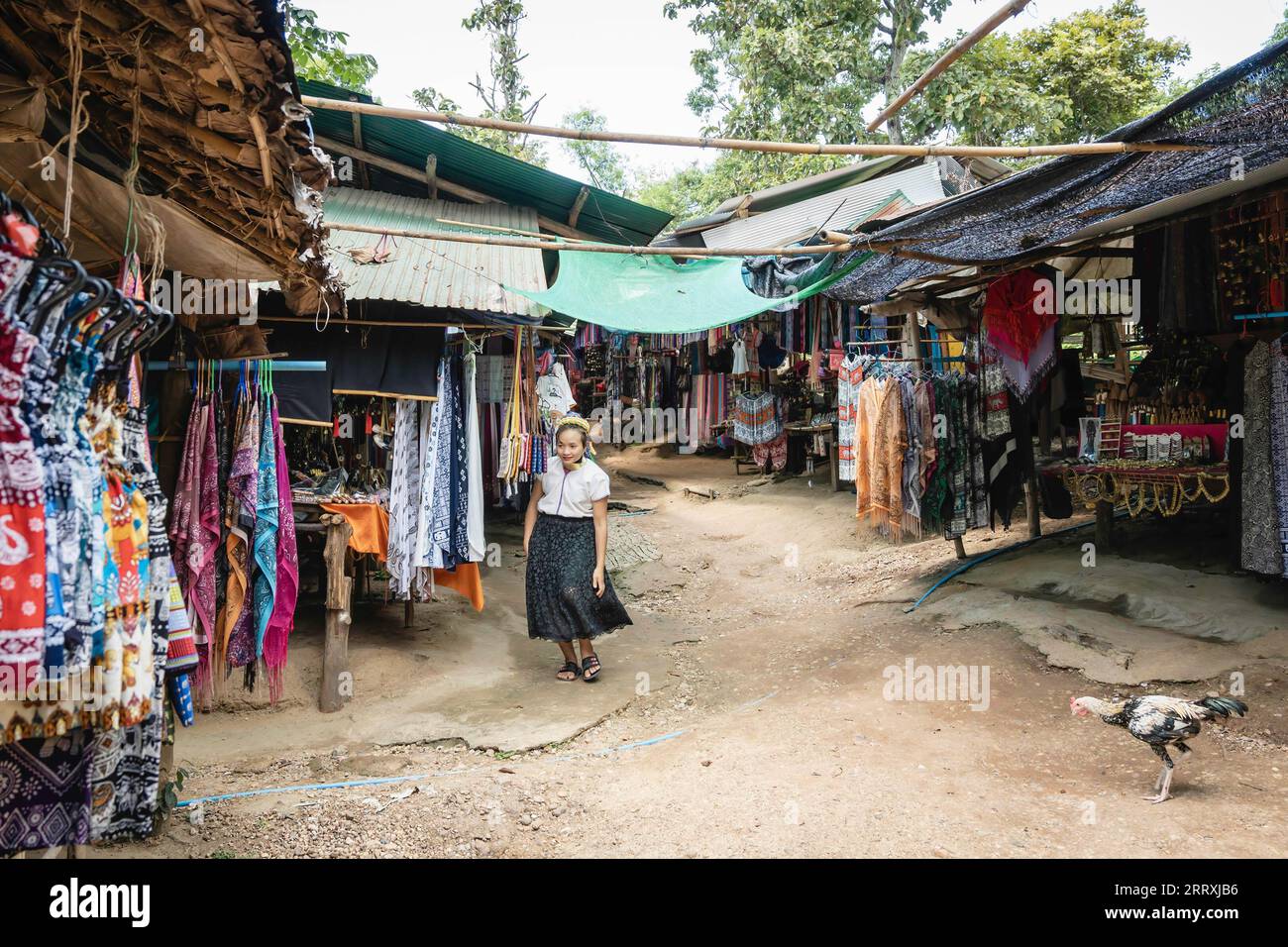 Una donna Karen a collo lungo è vista all'interno del Long Neck Karen Village. Il gruppo tribale Karen, a causa del conflitto con il regime militare in Myanmar, tra la fine degli anni '1980 e l'inizio degli anni '1990, fuggì nella zona di confine tailandese nei campi profughi e anche dopo anni di vita in Thailandia, continuano a essere rifiutati la cittadinanza thailandese ha anche un accesso limitato all'elettricità, alle strade, all'assistenza sanitaria e alle scuole, quindi alcuni dei campi sono diventati un sito turistico, autosufficiente sulle entrate turistiche e non hanno bisogno di assistenza finanziaria. (Foto di Nathalie Jamois/SOPA Images/Sipa USA) Foto Stock