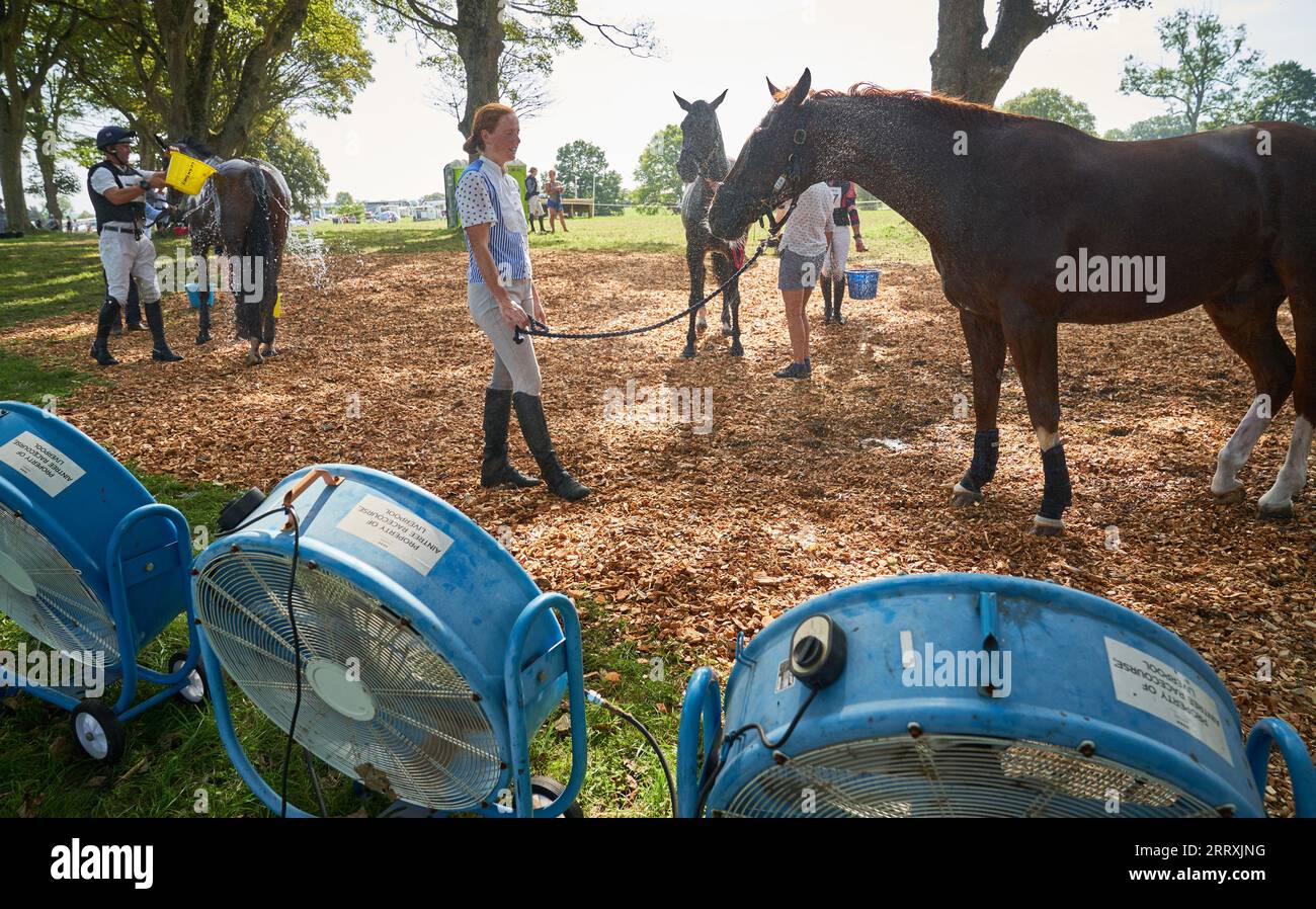 USO EDITORIALE SOLO Un cavallo è raffreddato con acqua dopo aver gareggiato in calore a 31 gradi al giorno quattro del Cornbury House Horse Trials 2023 a Cornbury House nell'Oxfordshire. L'evento internazionale di cinque giorni è stato ristabilito dal fondatore David Howden nel 2020 a seguito di un'assenza per un certo numero di anni Picture date: Sabato 9 settembre 2023. Foto Stock