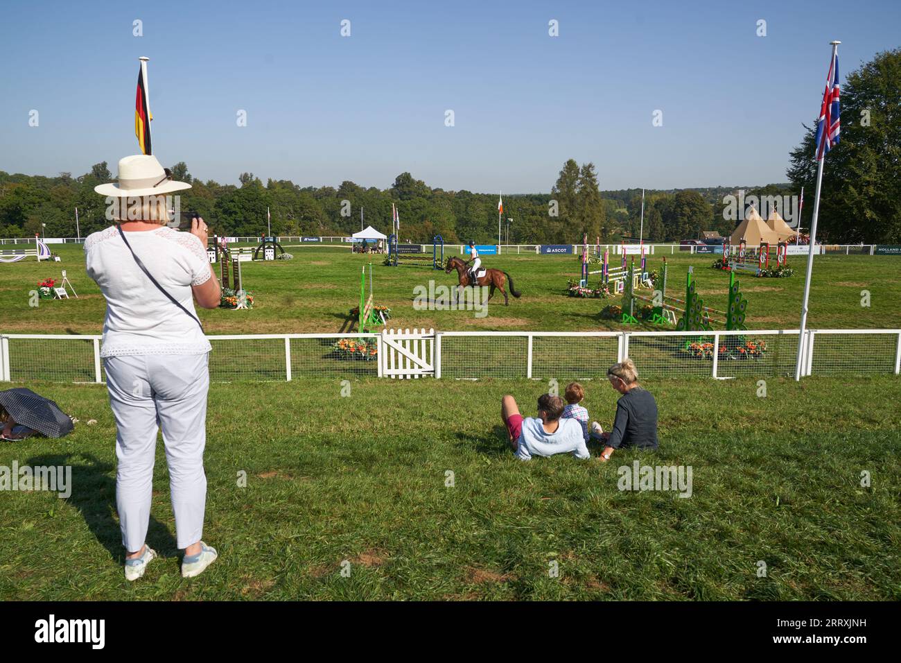 SOLO gli spettatori possono guardare l'arena principale che si esibisce il quarto giorno del Cornbury House Horse Trials 2023 a Cornbury House nell'Oxfordshire. L'evento internazionale di cinque giorni che è stato ristabilito dal fondatore David Howden nel 2020 in seguito a un'assenza per un certo numero di anni Data immagine: Sabato 9 settembre 2023. Foto Stock