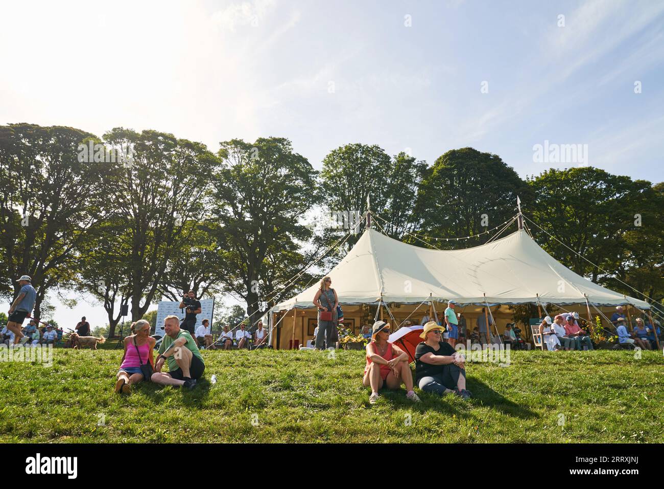 SOLO gli spettatori possono guardare l'arena principale che si esibisce il quarto giorno del Cornbury House Horse Trials 2023 a Cornbury House nell'Oxfordshire. L'evento internazionale di cinque giorni che è stato ristabilito dal fondatore David Howden nel 2020 in seguito a un'assenza per un certo numero di anni Data immagine: Sabato 9 settembre 2023. Foto Stock