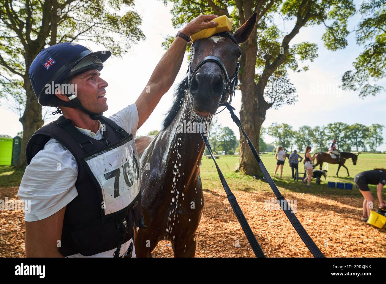 USO EDITORIALE SOLO Un cavallo è raffreddato con acqua dopo aver gareggiato in calore a 31 gradi al giorno quattro del Cornbury House Horse Trials 2023 a Cornbury House nell'Oxfordshire. L'evento internazionale di cinque giorni è stato ristabilito dal fondatore David Howden nel 2020 a seguito di un'assenza per un certo numero di anni Picture date: Sabato 9 settembre 2023. Foto Stock