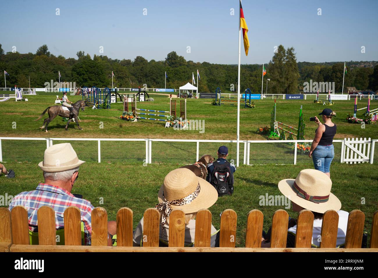 SOLO gli spettatori possono guardare l'arena principale che si esibisce il quarto giorno del Cornbury House Horse Trials 2023 a Cornbury House nell'Oxfordshire. L'evento internazionale di cinque giorni che è stato ristabilito dal fondatore David Howden nel 2020 in seguito a un'assenza per un certo numero di anni Data immagine: Sabato 9 settembre 2023. Foto Stock