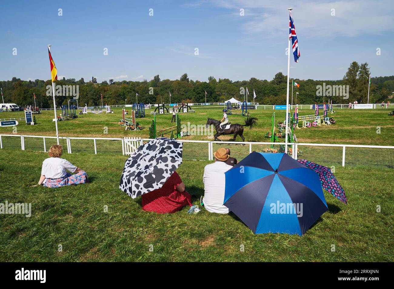 SOLO gli spettatori possono guardare l'arena principale che si esibisce il quarto giorno del Cornbury House Horse Trials 2023 a Cornbury House nell'Oxfordshire. L'evento internazionale di cinque giorni che è stato ristabilito dal fondatore David Howden nel 2020 in seguito a un'assenza per un certo numero di anni Data immagine: Sabato 9 settembre 2023. Foto Stock