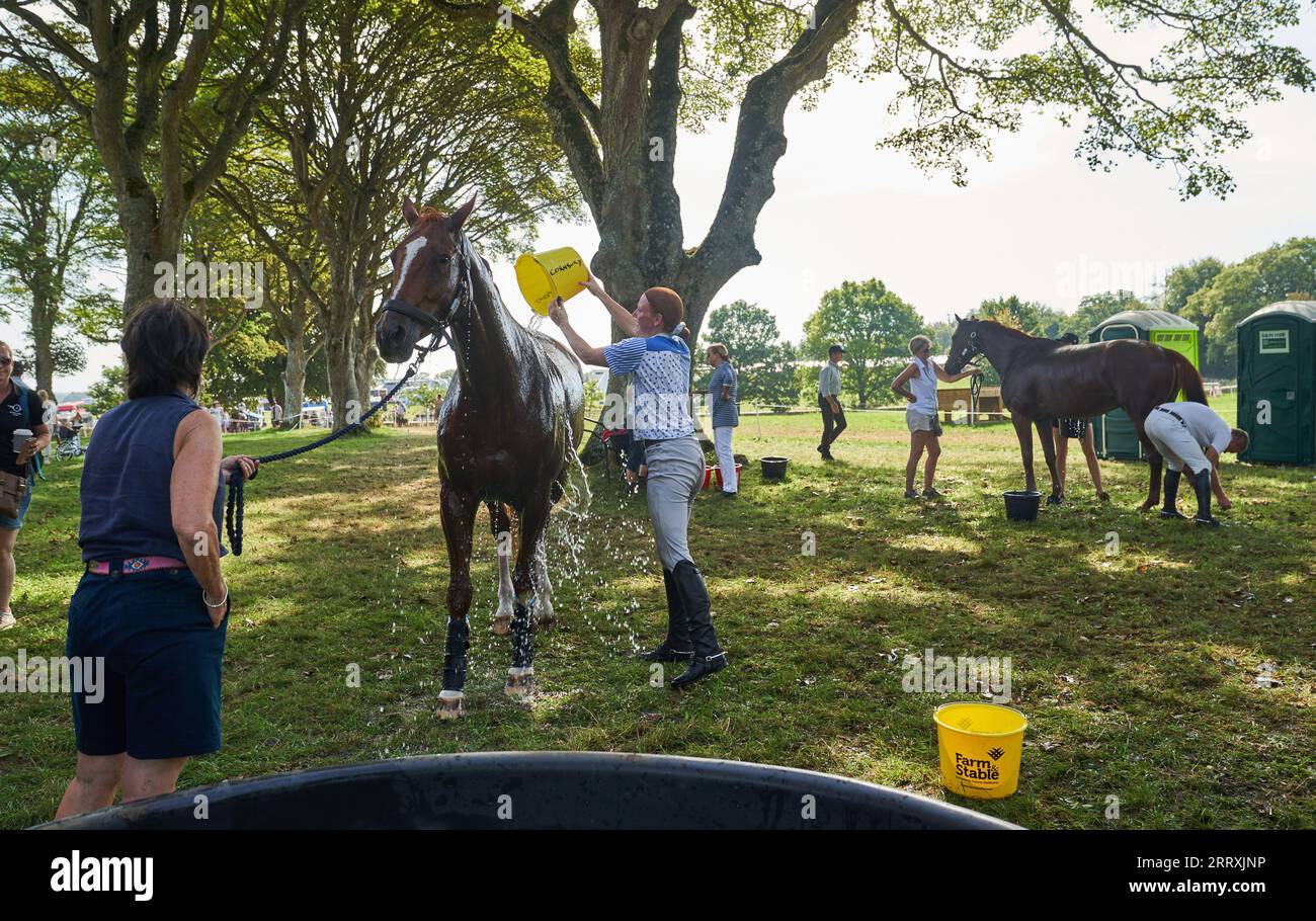 USO EDITORIALE SOLO Un cavallo è raffreddato con acqua dopo aver gareggiato in calore a 31 gradi al giorno quattro del Cornbury House Horse Trials 2023 a Cornbury House nell'Oxfordshire. L'evento internazionale di cinque giorni è stato ristabilito dal fondatore David Howden nel 2020 a seguito di un'assenza per un certo numero di anni Picture date: Sabato 9 settembre 2023. Foto Stock