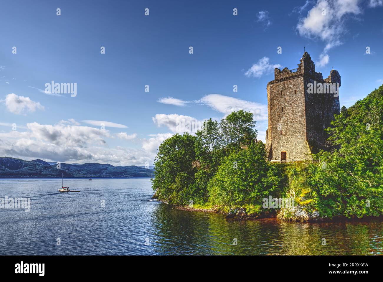 Guardiano del lago: La torre principale del castello di Urquhart si affaccia sul lago di Loch Ness Foto Stock