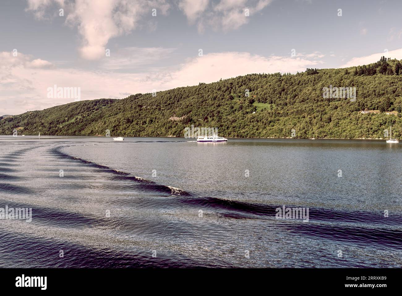Echoes on the Loch: Nave passeggeri Making Waves on Loch Ness Foto Stock