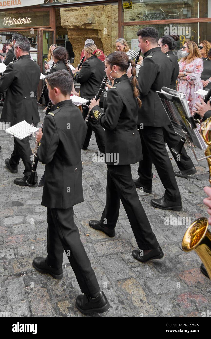 Jerez de la Frontera, Spagna - 9 settembre 2023: Orchestra con alcuni giovani membri che camminano e suonano per strada. Foto Stock