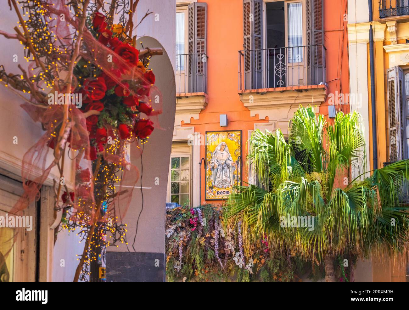 Finestre e balconi colorati a Málaga, Spagna Foto Stock
