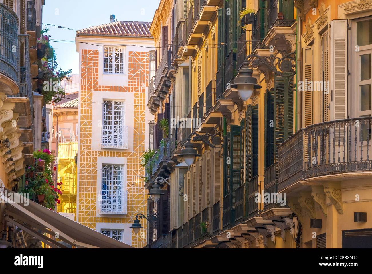 Finestre e balconi colorati a Málaga, Spagna Foto Stock