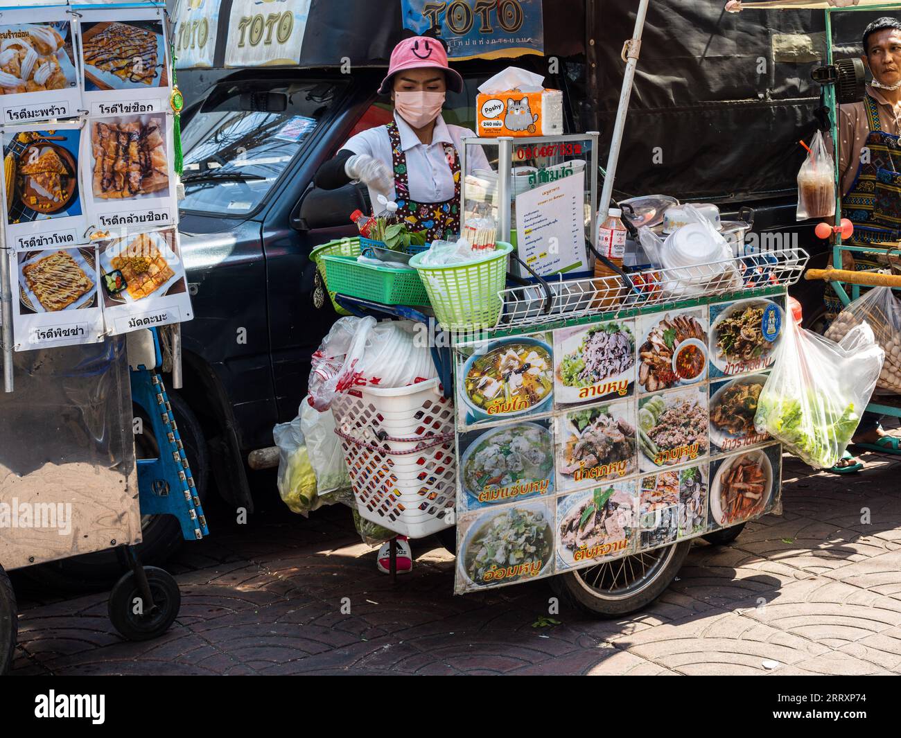 Donna che prepara cibo di strada a Bangkok, Thailandia. Foto Stock