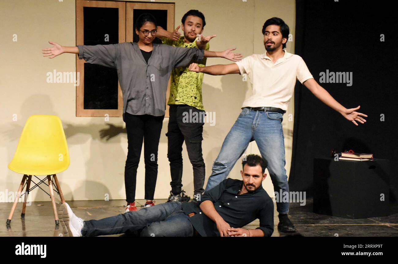 Artisti che si esibiscono per presentare il dramma teatrale “No Preparation” durante il Festival internazionale del teatro organizzato dall'Arts Council of Pakistan, tenutosi presso l'Arts Council Building di Karachi sabato 9 settembre 2023. Foto Stock