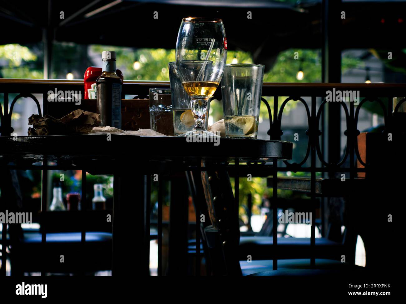Bicchiere di birra lasciato su un tavolo in un bar Foto Stock