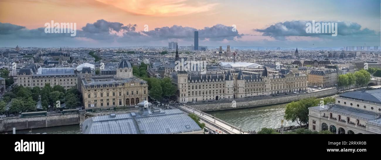 Parigi, il ponte di Notre-Dame e la Conciergerie sull'ile de la Cité Foto Stock