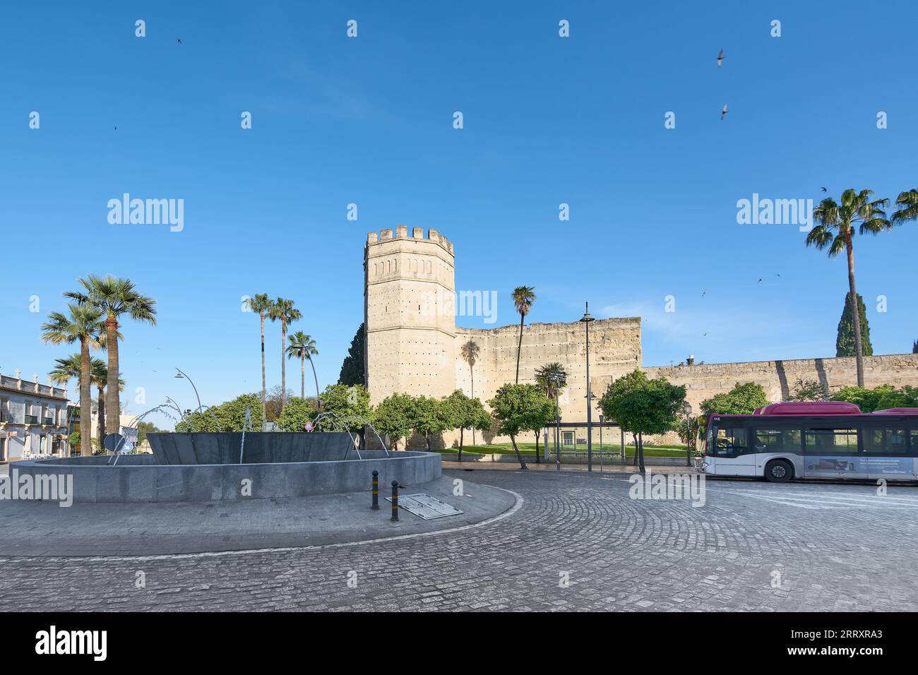 Vista della fortezza dell'Alcazar de Jerez dell'XI secolo di origine islamica nella città di Jerez de la Frontera, Costa de la Luz, provincia di Cadice, A. Foto Stock