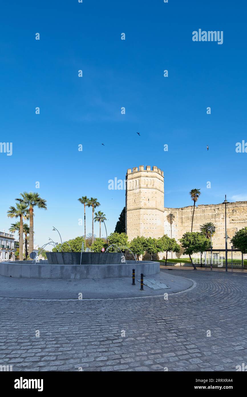 Vista della fortezza dell'Alcazar de Jerez dell'XI secolo di origine islamica nella città di Jerez de la Frontera, Costa de la Luz, provincia di Cadice, A. Foto Stock