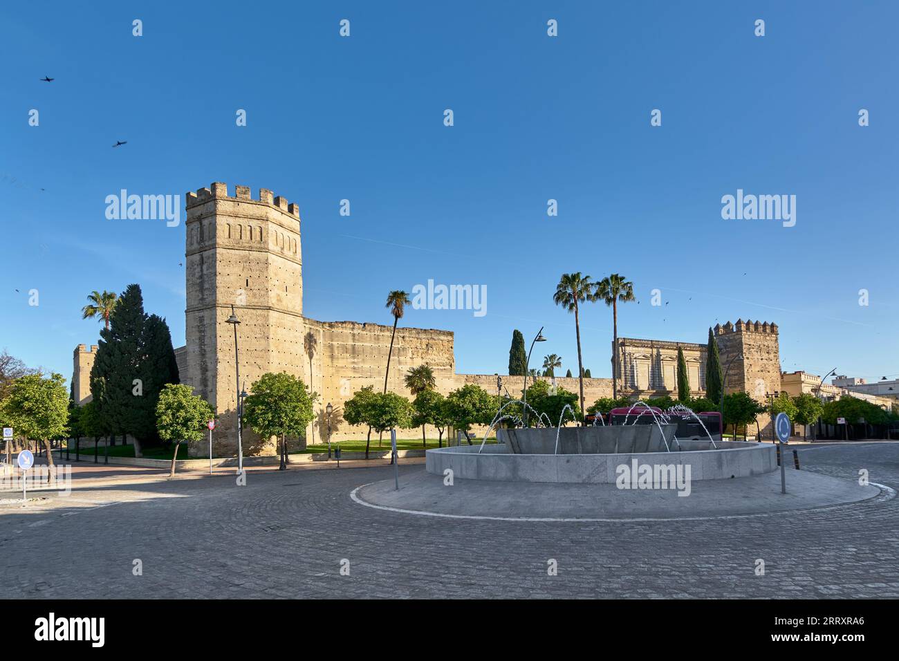 Vista della fortezza dell'Alcazar de Jerez dell'XI secolo di origine islamica nella città di Jerez de la Frontera, Costa de la Luz, provincia di Cadice, A. Foto Stock