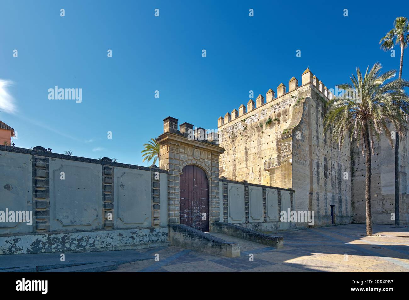 Vista della fortezza dell'Alcazar de Jerez dell'XI secolo di origine islamica nella città di Jerez de la Frontera, Costa de la Luz, provincia di Cadice, A. Foto Stock