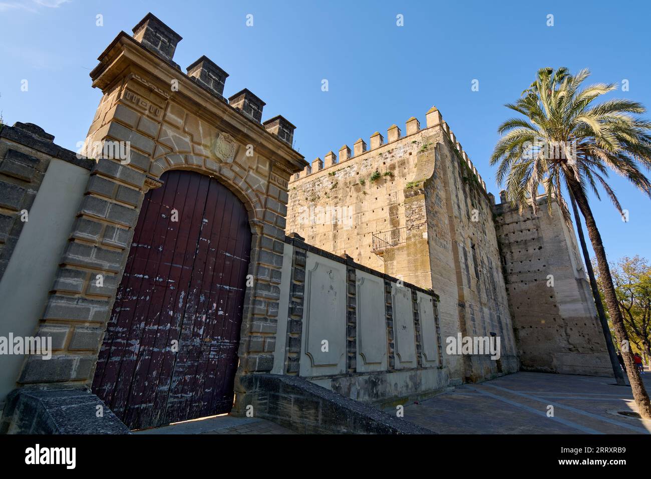 Vista della fortezza dell'Alcazar de Jerez dell'XI secolo di origine islamica nella città di Jerez de la Frontera, Costa de la Luz, provincia di Cadice, A. Foto Stock