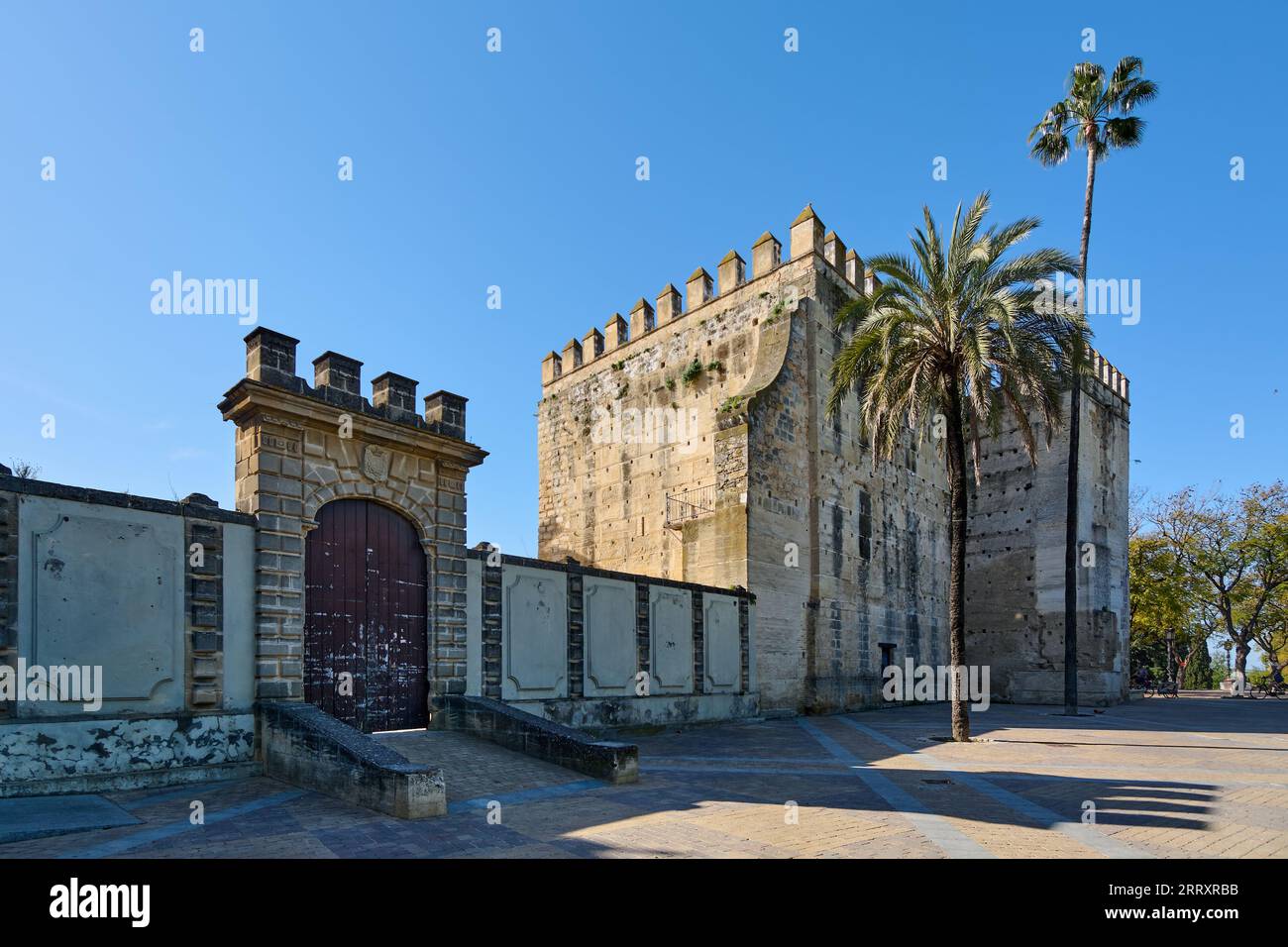 Vista della fortezza dell'Alcazar de Jerez dell'XI secolo di origine islamica nella città di Jerez de la Frontera, Costa de la Luz, provincia di Cadice, A. Foto Stock