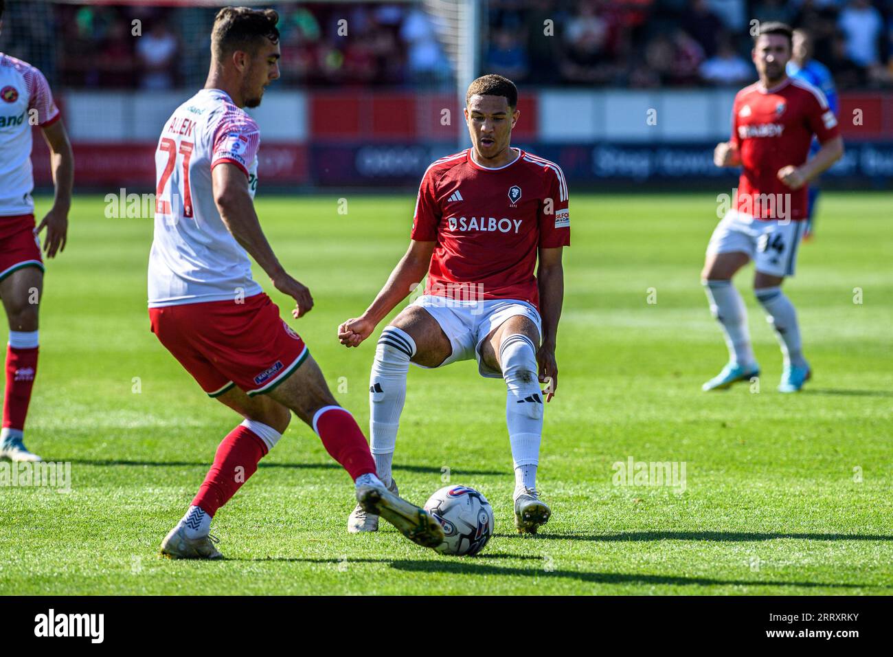 Salford sabato 9 settembre 2023. Ethan Ingram di Salford City blocca il colpo di Taylor Allen di Walsall durante il match di Sky Bet League 2 tra Salford City e Walsall a Moor Lane, Salford, sabato 9 settembre 2023. (Foto: Ian Charles | mi News) crediti: MI News & Sport /Alamy Live News Foto Stock