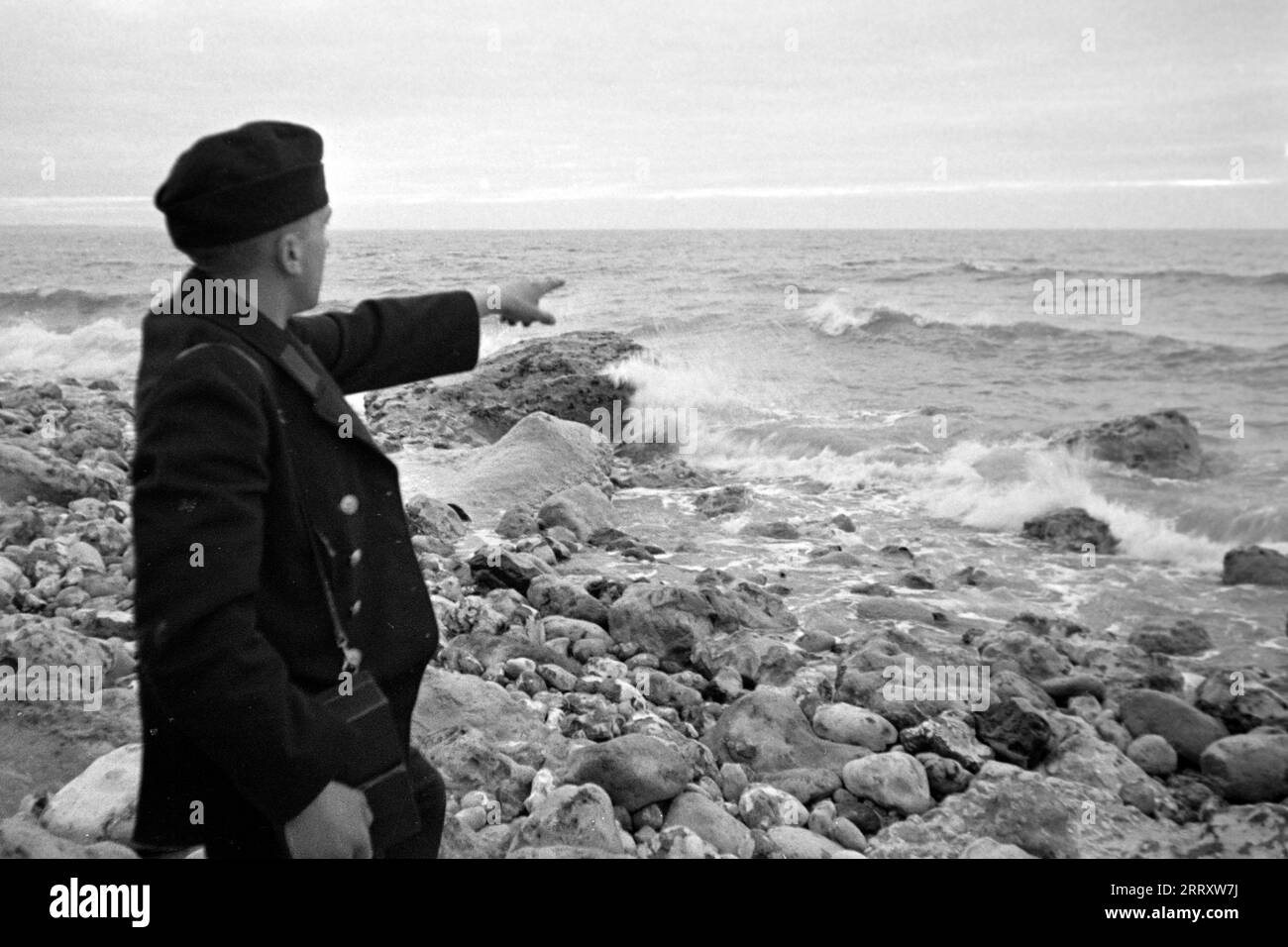 Deutscher Matrose der Kriegsmarine am Strand von le Havre, 1940. Marinaio tedesco della Kriegsmarine sulla spiaggia di le Havre, 1940. Foto Stock