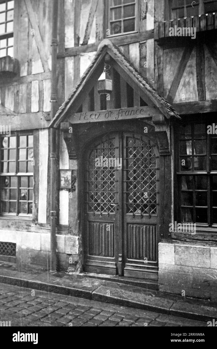 Die Herberge l'ECU de France an der Ecke der Rue de la Pie mit dem Place du Vieux Marché und der Rue du Vieux Palais, heutzutage in anderer Benutzung, Rouen 1941. L'ostello l'ECU de France all'angolo di Rue de la Pie con Place du Vieux Marché e Rue du Vieux Palais, ora in un altro uso, Rouen 1941. Foto Stock