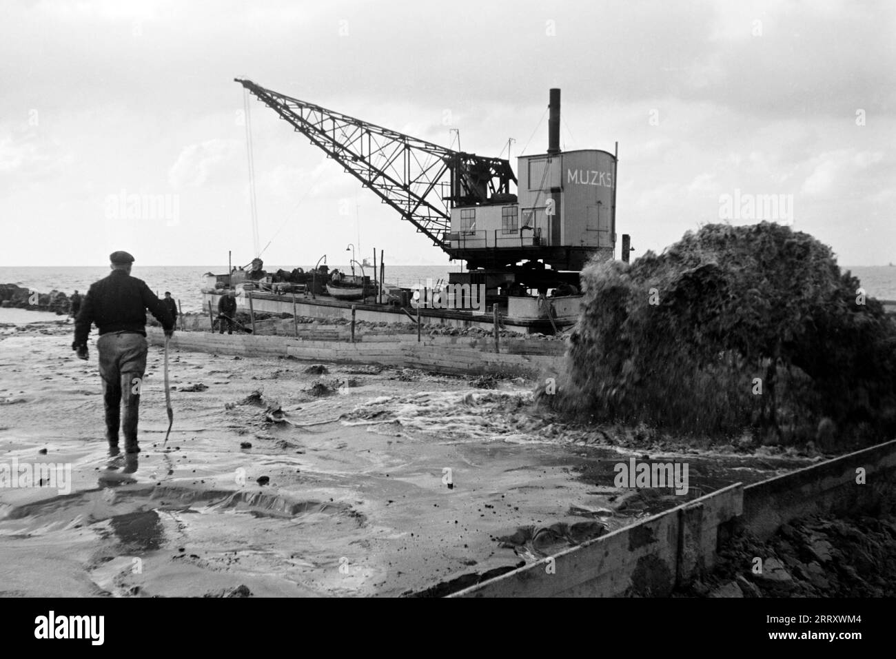 Deicharbeiter bei der Arbeit, Lelystadhaven 1955. Lavoratori Dyke al lavoro, Lelystadhaven 1955. Foto Stock