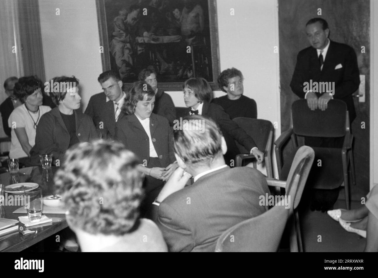 Herbert Blankenhorn, deutscher Botschafter a Parigi e ständiger Vertreter der Deutschen Bundesregierung in der NATO, empfängt Besucher in der Hauptzentrale SHAPE der NATO an der porte Dauphine a Parigi, 1962. Herbert Blankenhorn, ambasciatore tedesco a Parigi e rappresentante permanente del governo tedesco presso la NATO, riceve visitatori presso il quartier generale principale della NATO a porte Dauphine a Parigi, 1962. Foto Stock