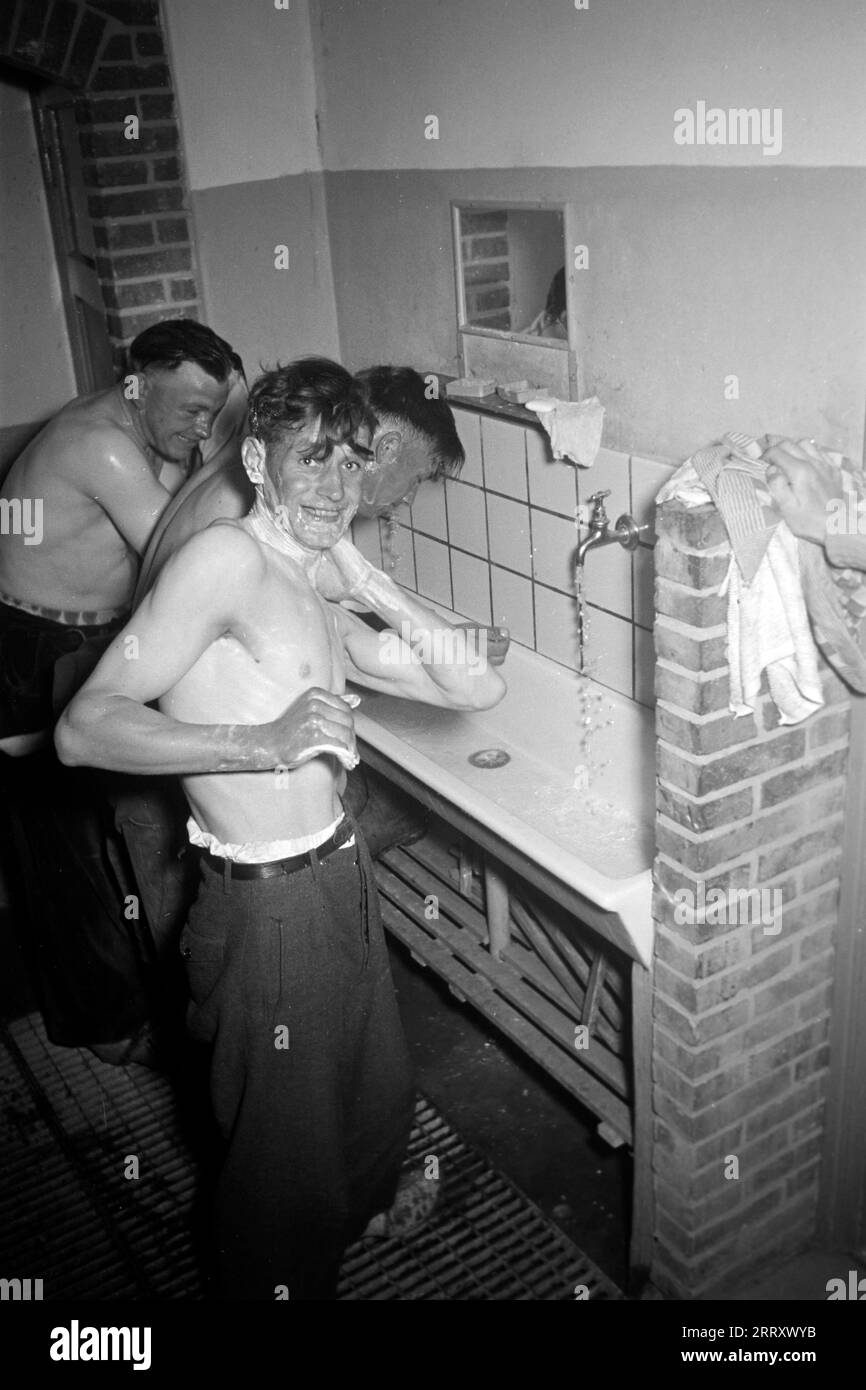 Deicharbeiter bei der abendlichen Körperreinigung, Lelystadhaven 1955. Gli operai delle dighe puliscono la sera, Lelystadhaven 1955. Foto Stock