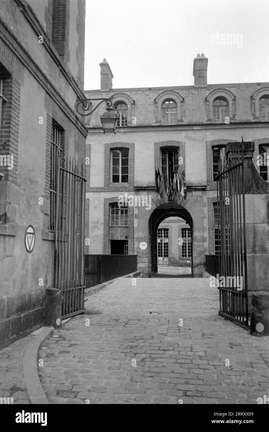 MIT den Flaggen der NATO-Mitglieder geschmückter Torbogen auf Schloss Fontainebleau, das damals Hauptquartier der Allied Forces Central Europe AFCENT diente, 1962. Arco decorato con le bandiere dei membri della NATO al castello di Fontainebleau, che poi servì come quartier generale delle forze alleate per l'Europa centrale AFCENT, 1962. Foto Stock