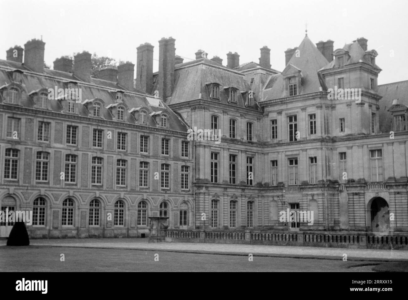 Außenansicht des Schloss Fontainebleau im Ehrenhof, 1962. Vista esterna del castello di Fontainebleau nella Corte d'onore, 1962. Foto Stock