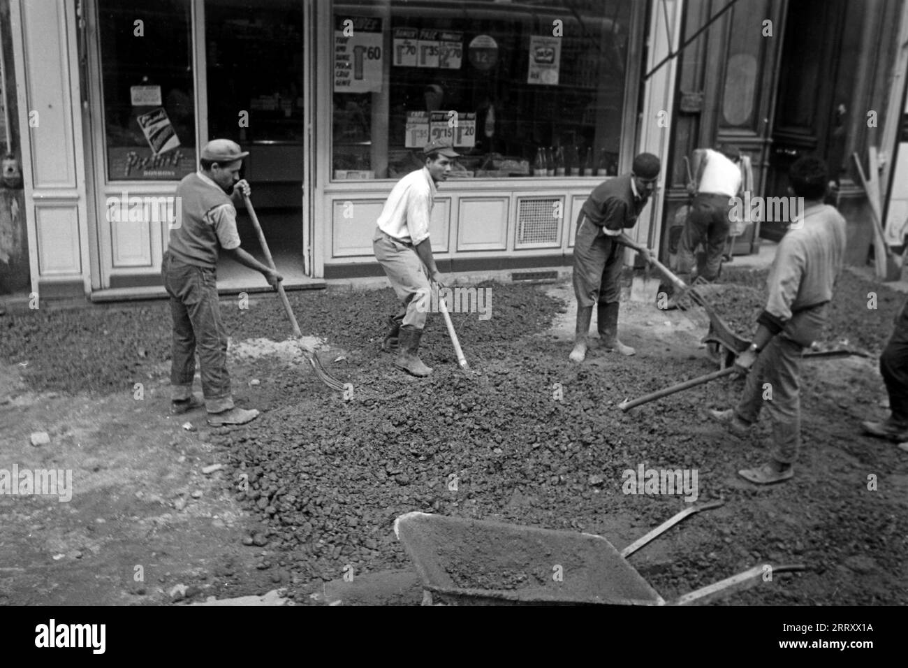 Bauarbeiter beim Bau einer Straße, Parigi 1962. Operai edili che costruiscono una strada, Parigi 1962. Foto Stock